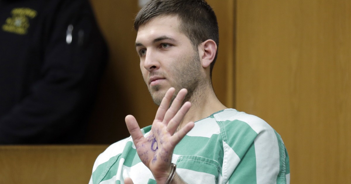 Suspect in hit on mafia boss displays Trump slogan in court